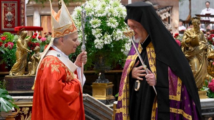 : Papa XIV Leo və Konstantinopol Patriarxlığın n&uuml;mayəndə heyətinin baş&ccedil;ısı Mitropolit Emmanuel