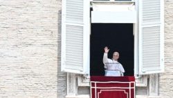 Leó pápa üdvözli a Szent Péter téren egybegyűlteket az Úrangyalakor