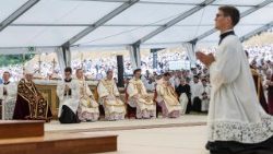 A cerimônia em Ecône para a consagração episcopal de quatro novos bispos sem mandato pontifício