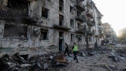 Le conseguenze del massiccio attacco russo su un quartiere residenziale di Kyiv