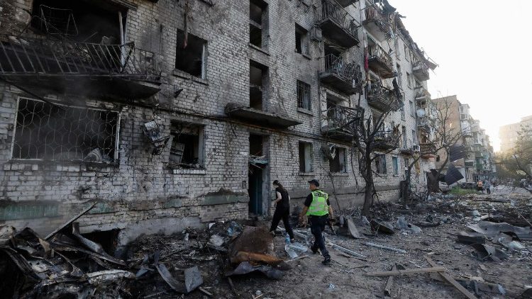 Le conseguenze del massiccio attacco russo su un quartiere residenziale di Kyiv