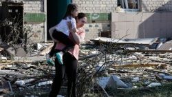 Moradores no local de um ataque de míssil russo a uma área residencial em Kiev, Ucrânia, em 2 de julho de 2026, em meio à invasão russa.