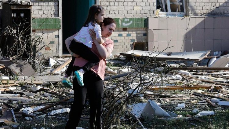 Moradores no local de um ataque de míssil russo a uma área residencial em Kiev, Ucrânia, em 2 de julho de 2026, em meio à invasão russa.