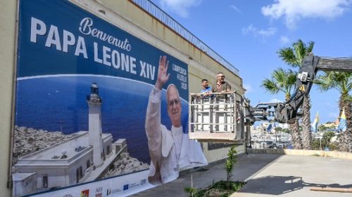 L&igrave; dove il mare divide e l'umanit&agrave; unisce, a Lampedusa che attende Papa Leone
