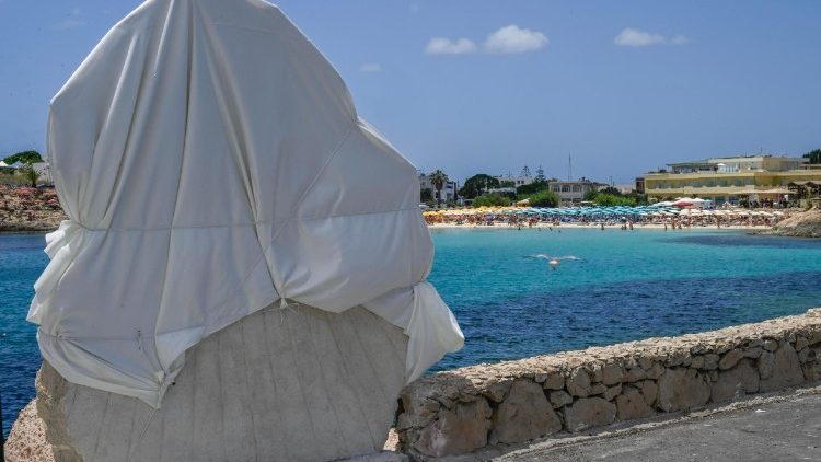 La stele che domani benedir&agrave; il Papa per ribattezzare il Molo Favarolo in "Molo Papa Francesco"