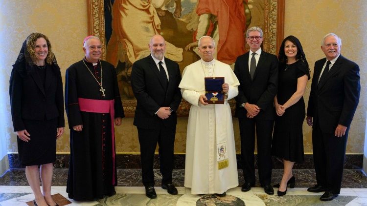 Delegacija Nacionalnega ustavnega centra iz ZDA, ki je papežu Leonu XIV. izročila medaljo svobode