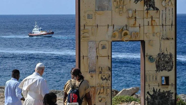 A Lampedusa il Papa attraversa da solo la porta d'Europa