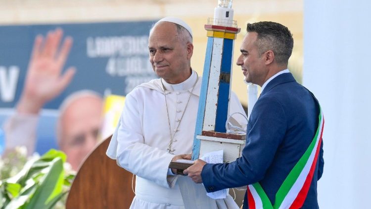&Ocirc;ng Filippo Mannino, Thị trưởng Lampedusa v&agrave; Linosa ch&agrave;o mừng Đức Th&aacute;nh Cha