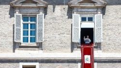Leó pápa Úrangyala imája alkalmával köszönti a Szent Péter téren egybegyűlteket
