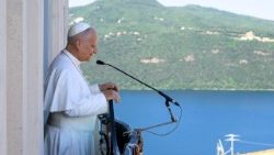 Leó pápa Castel Gandolfóba megérkezve köszönti a híveket 