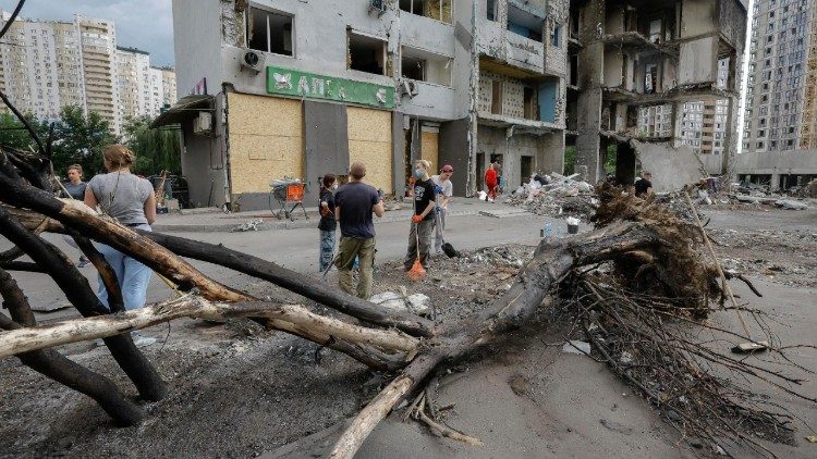 Moradores locais limpam o local de um ataque russo que atingiu um pr&eacute;dio residencial de v&aacute;rios andares em Kiev, Ucr&acirc;nia, em 7 de julho de 2026, em meio &agrave; invas&atilde;o russa. Pelo menos 19 pessoas morreram e cerca de 60 ficaram feridas, incluindo 7 crian&ccedil;as, em um ataque russo combinado com drones e m&iacute;sseis contra Kiev em 6 de julho de 2026, segundo o Servi&ccedil;o Estatal de Emerg&ecirc;ncia. A cidade declarou o dia 7 de julho como dia de luto pelas v&iacute;timas do ataque. EPA/SERGEY DOLZHENKO