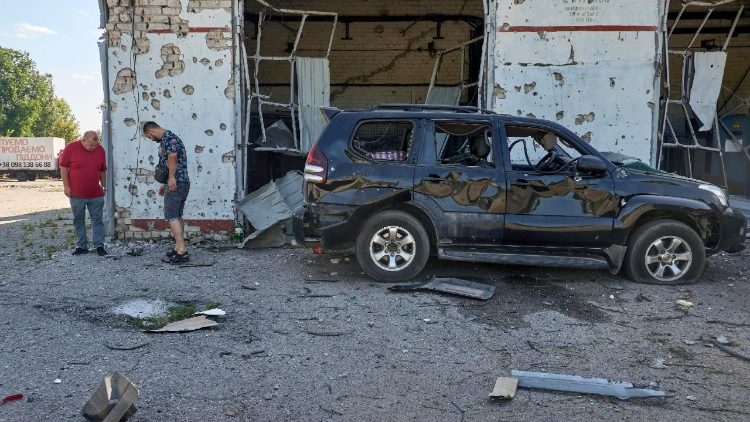 Moradores locais observam o local do ataque com bomba planadora russa em Kharkiv, Ucr&acirc;nia, em 7 de julho de 2026, durante a invas&atilde;o russa. Pelo menos uma pessoa morreu e outras 20 ficaram feridas, incluindo quatro crian&ccedil;as, segundo o Servi&ccedil;o Estatal de Emerg&ecirc;ncia da Ucr&acirc;nia. EPA/SERGEY KOZLOV
