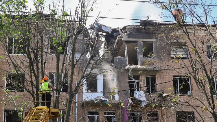 Equipes de resgate ucranianas trabalham no local de um ataque russo a uma &aacute;rea residencial em Kharkiv, Ucr&acirc;nia, em 8 de julho de 2026, em meio &agrave; invas&atilde;o russa em curso. Pelo menos duas pessoas morreram e at&eacute; 29 ficaram feridas em decorr&ecirc;ncia dos ataques com m&iacute;sseis russos em Kharkiv, segundo informa&ccedil;&otilde;es do prefeito de Kharkiv, Ihor Terekhov. EPA/SERGEY KOZLOV