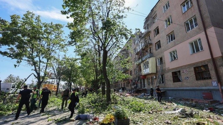 Policiais e socorristas ucranianos trabalham no local de um ataque russo a uma &aacute;rea residencial em Kharkiv, Ucr&acirc;nia, em 8 de julho de 2026, em meio &agrave; invas&atilde;o russa em curso, enquanto o corpo de uma v&iacute;tima permanece pr&oacute;ximo. Pelo menos duas pessoas morreram e at&eacute; 29 ficaram feridas em decorr&ecirc;ncia dos ataques com m&iacute;sseis russos em Kharkiv, segundo informa&ccedil;&otilde;es do prefeito de Kharkiv, Ihor Terekhov. EPA/SERGEY KOZLOV