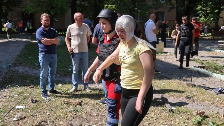 Uma profissional de sa&uacute;de auxilia uma mulher ferida no local de um ataque russo a uma &aacute;rea residencial em Kharkiv, Ucr&acirc;nia, em 8 de julho de 2026, em meio &agrave; invas&atilde;o russa em curso. Pelo menos duas pessoas morreram e at&eacute; 29 ficaram feridas em decorr&ecirc;ncia dos ataques com m&iacute;sseis russos em Kharkiv, segundo informa&ccedil;&otilde;es do prefeito de Kharkiv, Ihor Terekhov. EPA/SERGEY KOZLOV