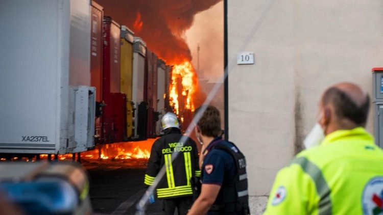 Operazione dei vigili del fuoco di Milano nello spegnimento di un incendio divampato in un capannone industriale