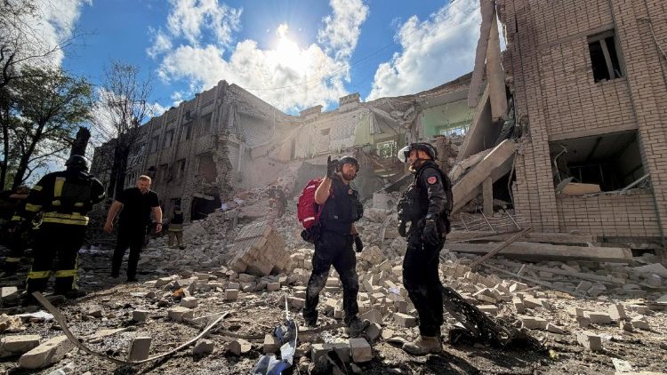 Equipes de resgate ucranianas trabalham no local de um ataque russo em Zaporizhzhia, Ucr&acirc;nia, em 10 de julho de 2026, em meio &agrave; invas&atilde;o russa em curso. Pelo menos uma pessoa morreu e outras 16 ficaram feridas em decorr&ecirc;ncia dos ataques russos da tarde em Zaporizhzhia. As tropas russas atacaram Zaporizhzhia com bombas a&eacute;reas guiadas. Vinte casas no setor privado foram danificadas e tr&ecirc;s foram destru&iacute;das. Pr&eacute;dios administrativos tamb&eacute;m sofreram danos. Em um deles, uma opera&ccedil;&atilde;o de busca e resgate ainda est&aacute; em andamento, segundo a Administra&ccedil;&atilde;o Militar Regional de Zaporizhzhia. EPA/DARYNA NAUMOVA