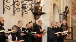 Кардынал Піцабала падчас малітвы ў бэнэдыктынскім абацтве ў Норчы