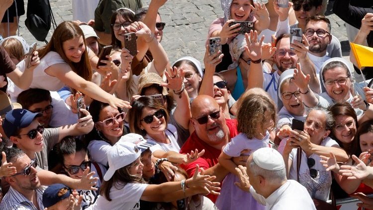 Papa Leo XIV akizungumza na waamini mjini Castel Gandolfo