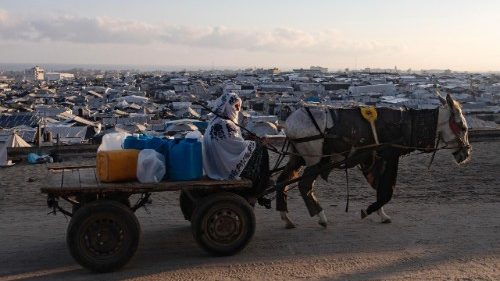 Gaza, poca acqua e alto rischio di epidemie. La sfida quotidiana &egrave; sopravvivere