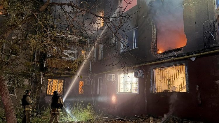 Equipes de resgate ucranianas trabalham no local de um ataque russo a um pr&eacute;dio residencial em Zaporizhzhia, Ucr&acirc;nia, no final do dia 12 de julho de 2026 (foto divulgada em 13 de julho de 2026), em meio &agrave; invas&atilde;o russa em curso. De acordo com o governador da regi&atilde;o de Zaporizhzhia, Ivan Fedorov, pelo menos 13 pessoas, incluindo uma crian&ccedil;a, ficaram feridas ap&oacute;s ataques noturnos do ex&eacute;rcito russo em toda a regi&atilde;o. EPA/DARYNA NAUMOVA