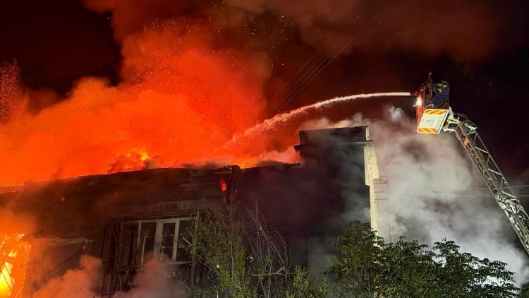 Equipes de resgate ucranianas trabalham enquanto a fuma&ccedil;a sobe do local de um ataque russo a um pr&eacute;dio residencial em Zaporizhzhia, Ucr&acirc;nia, no final do dia 12 de julho de 2026 (foto divulgada em 13 de julho de 2026), em meio &agrave; invas&atilde;o russa em curso. De acordo com o governador da regi&atilde;o de Zaporizhzhia, Ivan Fedorov, pelo menos 13 pessoas, incluindo uma crian&ccedil;a, ficaram feridas ap&oacute;s ataques noturnos do ex&eacute;rcito russo em toda a regi&atilde;o. EPA/DARYNA NAUMOVA