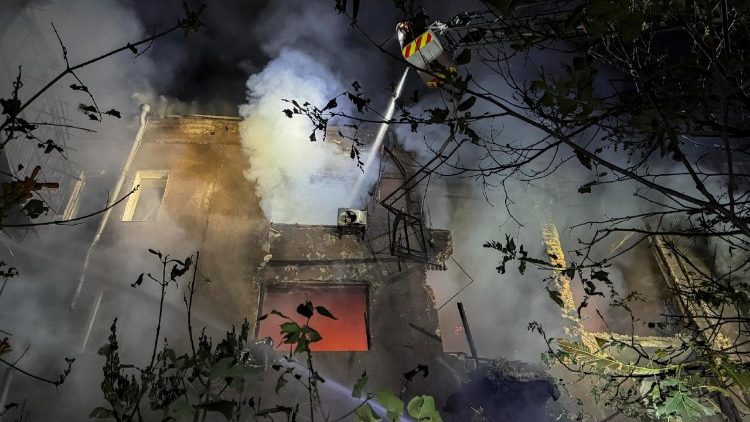 Equipes de resgate ucranianas trabalham enquanto a fuma&ccedil;a sobe do local de um ataque russo a um pr&eacute;dio residencial em Zaporizhzhia, Ucr&acirc;nia, no final do dia 12 de julho de 2026 (foto divulgada em 13 de julho de 2026), em meio &agrave; invas&atilde;o russa em curso. De acordo com o governador da regi&atilde;o de Zaporizhzhia, Ivan Fedorov, pelo menos 13 pessoas, incluindo uma crian&ccedil;a, ficaram feridas ap&oacute;s ataques noturnos do ex&eacute;rcito russo em toda a regi&atilde;o. EPA/DARYNA NAUMOVA
