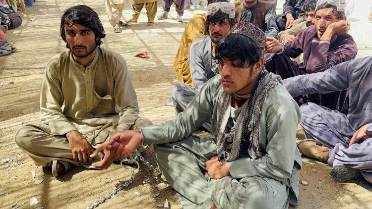 Alcuni migranti afghani nel campo di Chaman attendono di essere rimpatriati