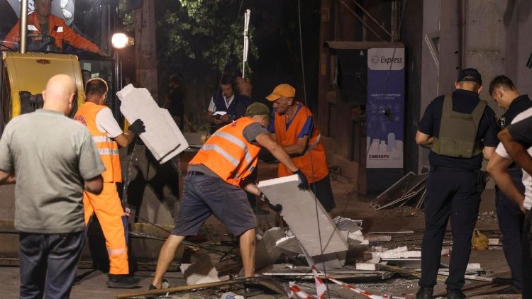 Trabalhadores comunit&aacute;rios limpam os destro&ccedil;os no local de um ataque russo a uma &aacute;rea residencial em Odessa, Ucr&acirc;nia, no final da noite de 16 de julho de 2026 (foto divulgada em 17 de julho de 2026), em meio &agrave; invas&atilde;o russa. Pelo menos duas pessoas morreram e outras 10 ficaram feridas, incluindo crian&ccedil;as, ap&oacute;s o ataque russo noturno a Odessa, segundo Oleg Kiper, chefe da administra&ccedil;&atilde;o militar regional de Odessa. EPA/IGOR MASLOV