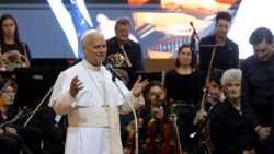 Il Papa nel cortile del Palazzo di Castel Gandolfo per il concerto in suo onore
