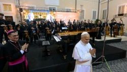 Il Papa nel cortile del Palazzo di Castel Gandolfo per il concerto in suo onore