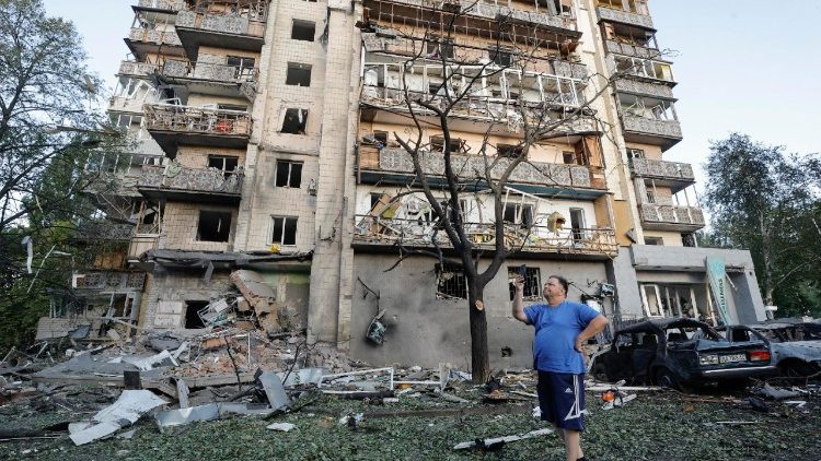 Uma pessoa inspeciona o local de um ataque com m&iacute;ssil russo em uma &aacute;rea residencial em Kiev, Ucr&acirc;nia, em 19 de julho de 2026, em meio &agrave; invas&atilde;o russa. Pelo menos uma pessoa morreu e outras 15 ficaram feridas em um ataque russo em grande escala durante a noite em Kiev, de acordo com o Servi&ccedil;o de Emerg&ecirc;ncia do Estado Ucraniano (SES). A R&uacute;ssia usou pelo menos 38 m&iacute;sseis de v&aacute;rios tipos no ataque, segundo a For&ccedil;a A&eacute;rea Ucraniana. EPA/SERGEY DOLZHENKO