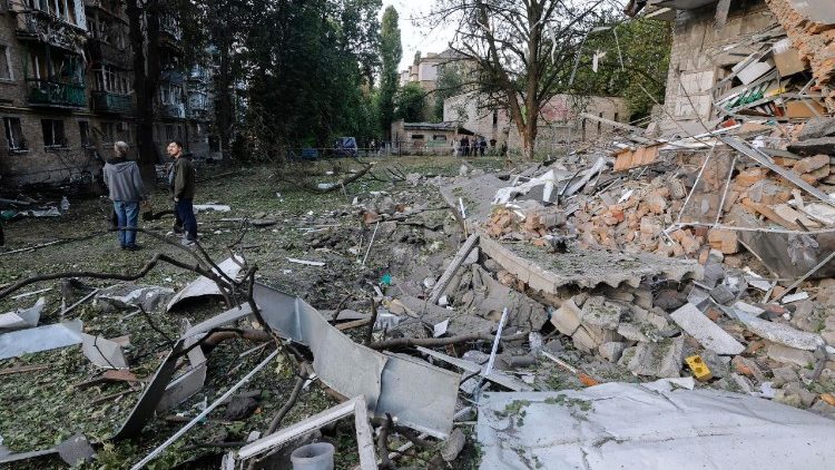 Pessoas inspecionam o local de um ataque com m&iacute;sseis russos em uma &aacute;rea residencial de Kiev, Ucr&acirc;nia, em 19 de julho de 2026, em meio &agrave; invas&atilde;o russa. Pelo menos uma pessoa morreu e outras 15 ficaram feridas em um ataque russo de grande escala contra Kiev durante a noite, de acordo com o Servi&ccedil;o Estatal de Emerg&ecirc;ncia da Ucr&acirc;nia (SES). A R&uacute;ssia usou pelo menos 38 m&iacute;sseis de v&aacute;rios tipos no ataque, segundo a For&ccedil;a A&eacute;rea Ucraniana. EPA/SERGEY DOLZHENKO