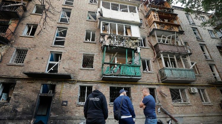 Pessoas inspecionam o local de um ataque com m&iacute;sseis russos em uma &aacute;rea residencial de Kiev, Ucr&acirc;nia, em 19 de julho de 2026, em meio &agrave; invas&atilde;o russa. Pelo menos uma pessoa morreu e outras 15 ficaram feridas em um ataque russo de grande escala contra Kiev durante a noite, de acordo com o Servi&ccedil;o Estatal de Emerg&ecirc;ncia da Ucr&acirc;nia (SES). A R&uacute;ssia usou pelo menos 38 m&iacute;sseis de v&aacute;rios tipos no ataque, segundo a For&ccedil;a A&eacute;rea Ucraniana. EPA/SERGEY DOLZHENKO