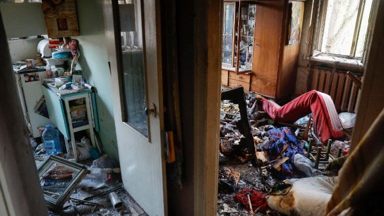 Vista do interior de um apartamento danificado no local de um ataque com m&iacute;sseis russos a uma &aacute;rea residencial em Kiev, Ucr&acirc;nia, em 19 de julho de 2026, em meio &agrave; invas&atilde;o russa. Pelo menos uma pessoa morreu e outras 15 ficaram feridas em um ataque russo de grande escala contra Kiev durante a noite, segundo o Servi&ccedil;o Estatal de Emerg&ecirc;ncia da Ucr&acirc;nia (SES). A R&uacute;ssia utilizou pelo menos 38 m&iacute;sseis de diversos tipos no ataque, de acordo com a For&ccedil;a A&eacute;rea Ucraniana. EPA/SERGEY DOLZHENKO
