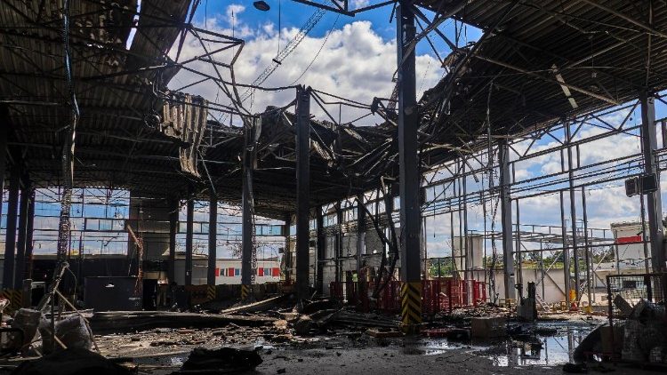Danos no local de um ataque russo a um terminal postal da Nova Poshta em Kharkiv, nordeste da Ucr&acirc;nia, em 19 de julho de 2026, em meio &agrave; invas&atilde;o russa. O ataque matou pelo menos tr&ecirc;s pessoas e feriu outras 20, segundo Oleh Syniehubov, chefe da Administra&ccedil;&atilde;o Militar Regional de Kharkiv. EPA/SERGEY KOZLOV