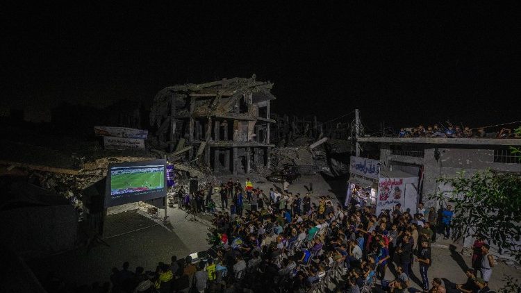 Proprio vicino alla "linea gialla", gli abitanti di Gaza hanno visto la finale dei Mondiali di Calcio 2026 tra Spagna e Argentina