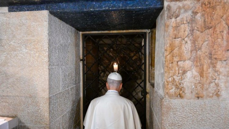 La pri&egrave;re sur la tombe de saint Beno&icirc;t.