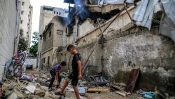 A Gaza City un raid ha colpito un appartamento nel quartiere di al-Sabra, provocando un incendio nel quale sono morti sei membri della stessa famiglia