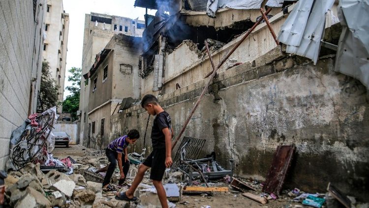 A Gaza City un raid ha colpito un appartamento nel quartiere di al-Sabra, provocando un incendio nel quale sono morti sei membri della stessa famiglia