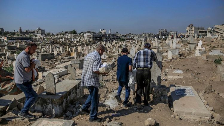 La sepoltura dei sei membri della famiglia palestinese uccisa in un raid israeliano