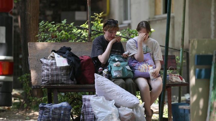 Moradores locais reagem no local de um ataque com bomba guiada russa contra um pr&eacute;dio residencial em Zaporizhzhia, Ucr&acirc;nia, em 21 de julho de 2026, em meio &agrave; invas&atilde;o russa. O ataque matou pelo menos duas pessoas e feriu outras nove, segundo a Pol&iacute;cia Nacional da Ucr&acirc;nia. EPA/OLEG MOVCHANIUK