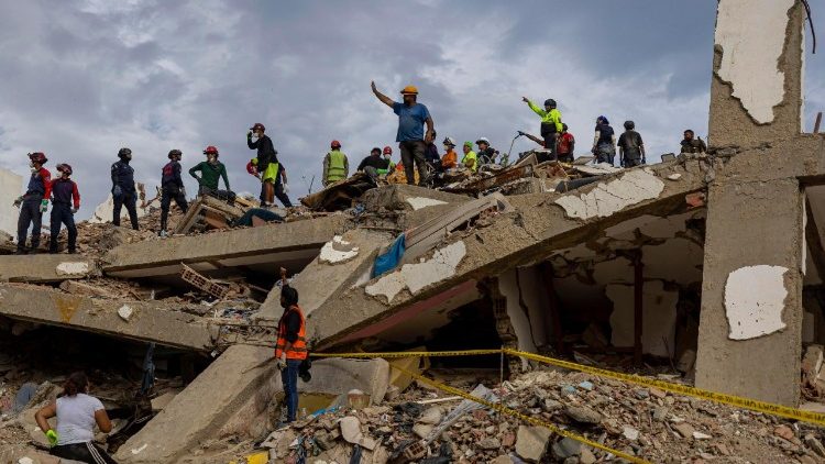 Rettungskr&auml;fte suchten nach dem doppelten Erdbeben vom 24. Juni in Venezuela nach Opfern