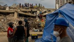 Archivbild: Rettungskräfte suchten nach dem doppelten Erdbeben vom 24. Juni in Venezuela nach Opfern