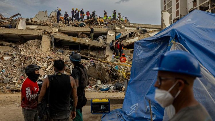 Archivbild: Rettungskräfte suchten nach dem doppelten Erdbeben vom 24. Juni in Venezuela nach Opfern