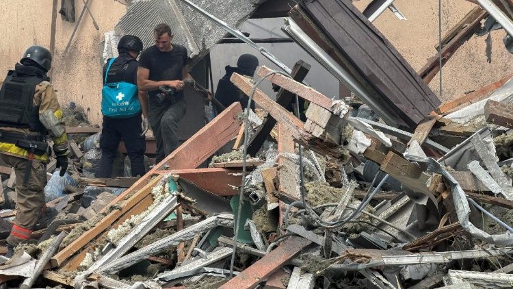 Equipes de resgate ucranianas trabalham no local de um ataque a&eacute;reo com bomba guiada russa em uma &aacute;rea residencial em Zaporizhzhia, Ucr&acirc;nia, em 25 de julho de 2026, em meio &agrave; invas&atilde;o russa. O Servi&ccedil;o Estatal de Emerg&ecirc;ncia informou que o ataque matou pelo menos uma pessoa e feriu 10, incluindo tr&ecirc;s crian&ccedil;as. EPA/DARYNA NAUMOVA 122526