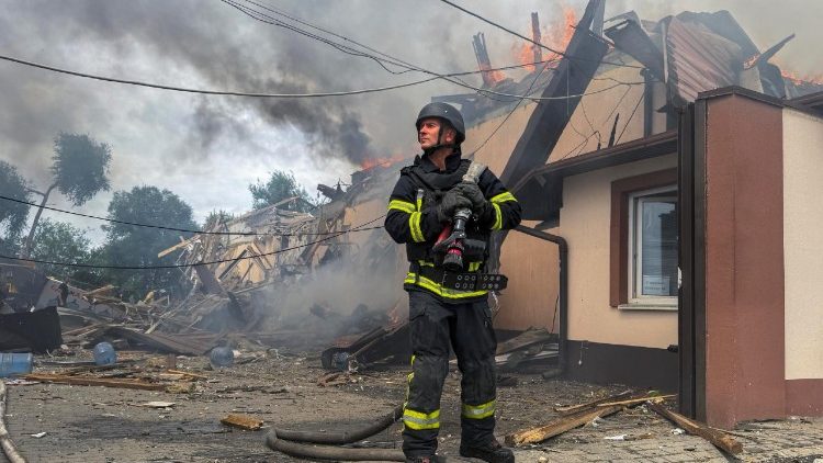 Um bombeiro trabalha no local de um ataque a&eacute;reo com bomba guiada russa contra uma &aacute;rea residencial em Zaporizhzhia, Ucr&acirc;nia, em 25 de julho de 2026, em meio &agrave; invas&atilde;o russa. O Servi&ccedil;o Estatal de Emerg&ecirc;ncia informou que o ataque matou pelo menos uma pessoa e feriu 10, incluindo tr&ecirc;s crian&ccedil;as. EPA/DARYNA NAUMOVA