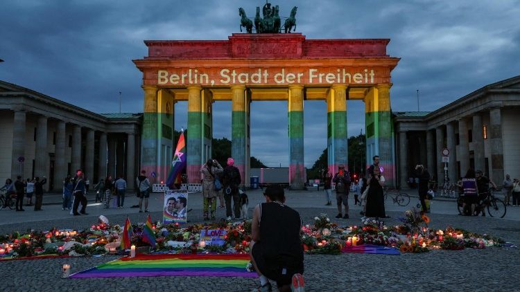 In Berlin trauern die Menschen, nachdem ein Fahrzeug in die CSD-Pride-Veranstaltung gerast ist.