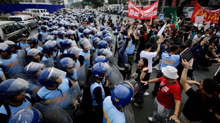 Proteste während der Rede von Präsident Marcos Jr. zur Lage der Nation in Manila