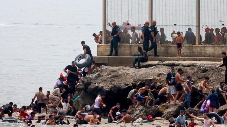 Migrantes marroquíes y argelinos entran en Ceuta por mar tras cruzar la frontera a nado.